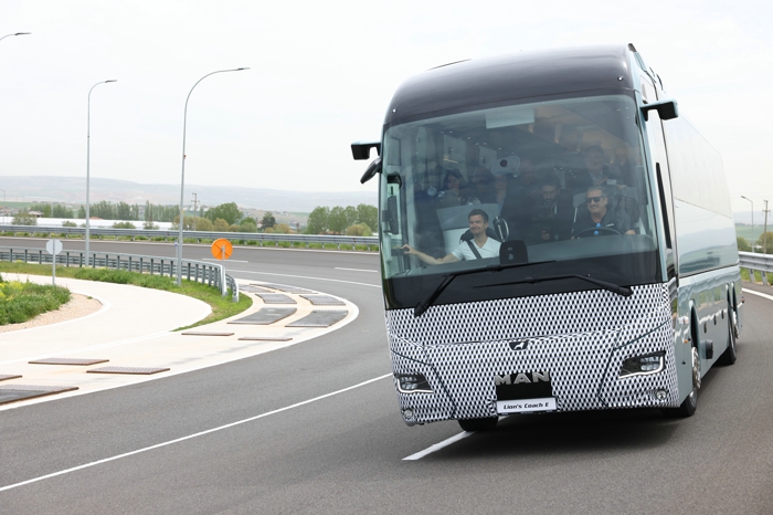 近日，曼恩商用車正式發布旗下首款純電長途客車Lion's Coach E。