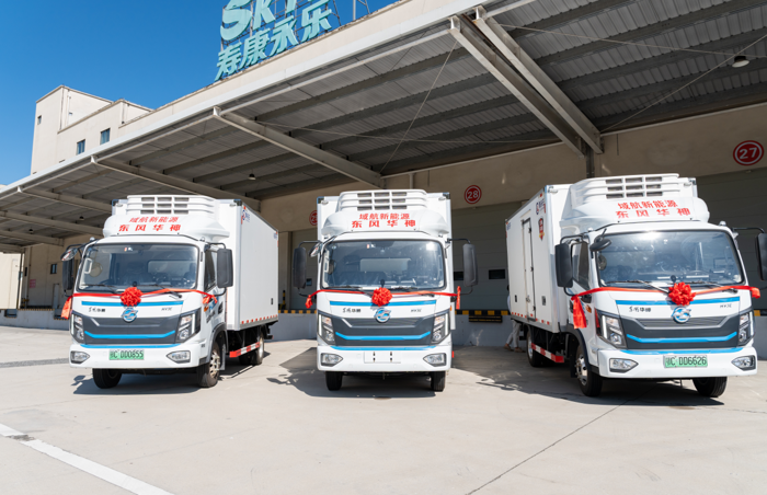 8月11日，“攜手煥新物流鏈 綠動十堰向未來”2025東風華神新能源車輛交付儀式在十堰市壽康永樂物流園舉行。東風華神汽車有限公司將第三批20臺新能源4.2米輕卡正式交付湖北天華物流公司，雙方在推動綠色物流發(fā)展、助力商超配送轉(zhuǎn)型升級的道路上邁出堅實一步。