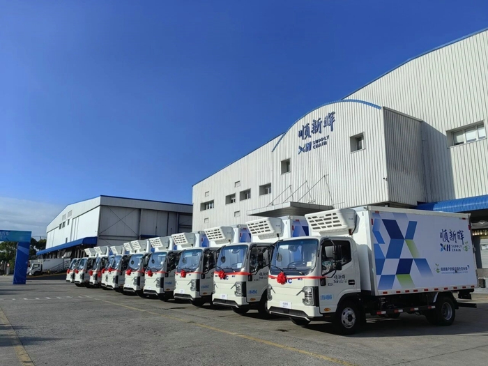 百臺(tái)江淮新能源定制冷藏車交付順新暉.jpg