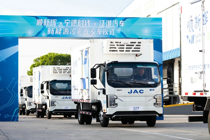百臺(tái)江淮新能源定制冷藏車交付順新暉5.jpg