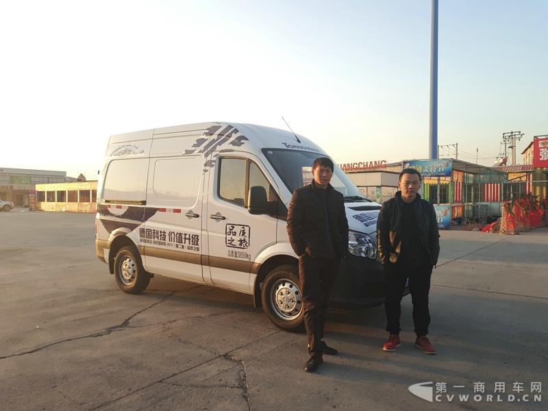 李偉、李元龍與圖雅諾合影