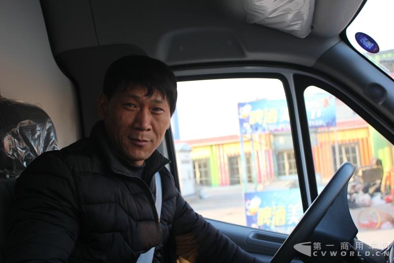 李偉試駕圖雅諾