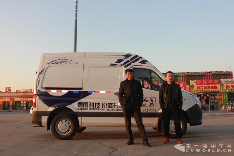 李偉、李元龍與圖雅諾合影