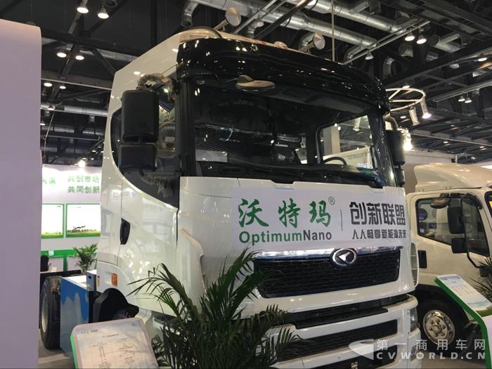 搭載沃特瑪動力系統的華菱純電動碼頭牽引車