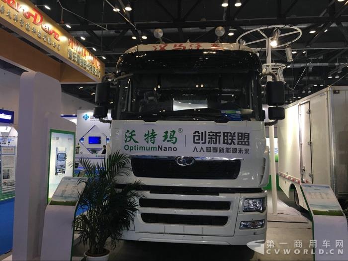 搭載沃特瑪動力系統的華菱純電動碼頭牽引車