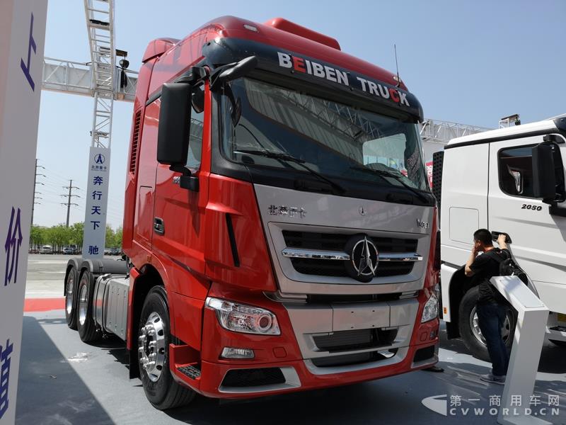 據了解，這款560馬力的V3ET牽引車，是北奔重汽針對大馬力市場打造的一款重卡產品，也是其首款達到560馬力的歐六車型。該車搭載濰柴13L發動機，最大扭矩達2550N.m；匹配法士特最新的S系列AMT自動變速箱及緩速器；前橋采用一片簧設計，后橋采用8氣囊空氣懸架。不過，該車暫未定價。