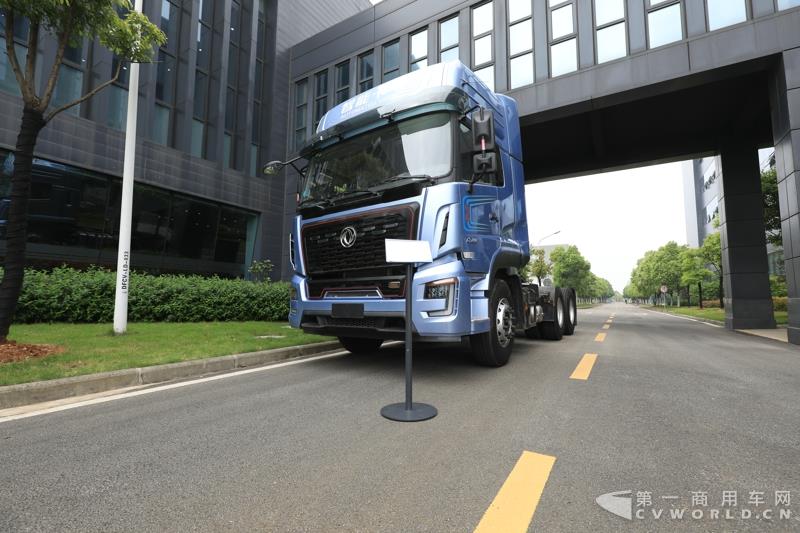 活動現場，進行了兩輛智能網聯卡車的現場演示，并展示了東風商用車節能卡車、串聯式混合動力物流車、中卡環衛車純電（量產車型）、串聯式輕卡物流車、極限輕量化標桿車，共7款新技術展車集體亮相，展示出東風商用車在電動化、智能化、網聯化、共享化、輕量化方面的新技術成果，也充分展現出東風商用車引領時代趨勢打造精品車型的魄力與雄心。