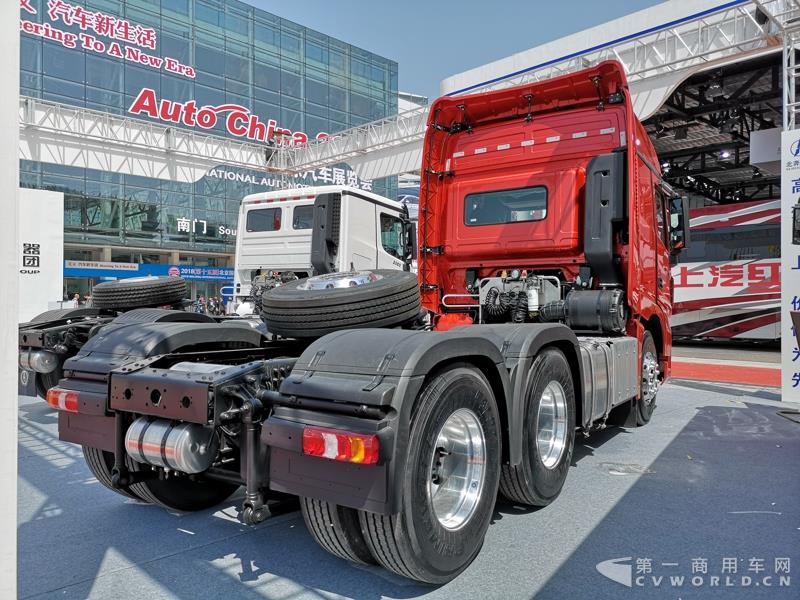 據了解，這款560馬力的V3ET牽引車，是北奔重汽針對大馬力市場打造的一款重卡產品，也是其首款達到560馬力的歐六車型。該車搭載濰柴13L發動機，最大扭矩達2550N.m；匹配法士特最新的S系列AMT自動變速箱及緩速器；前橋采用一片簧設計，后橋采用8氣囊空氣懸架。不過，該車暫未定價。