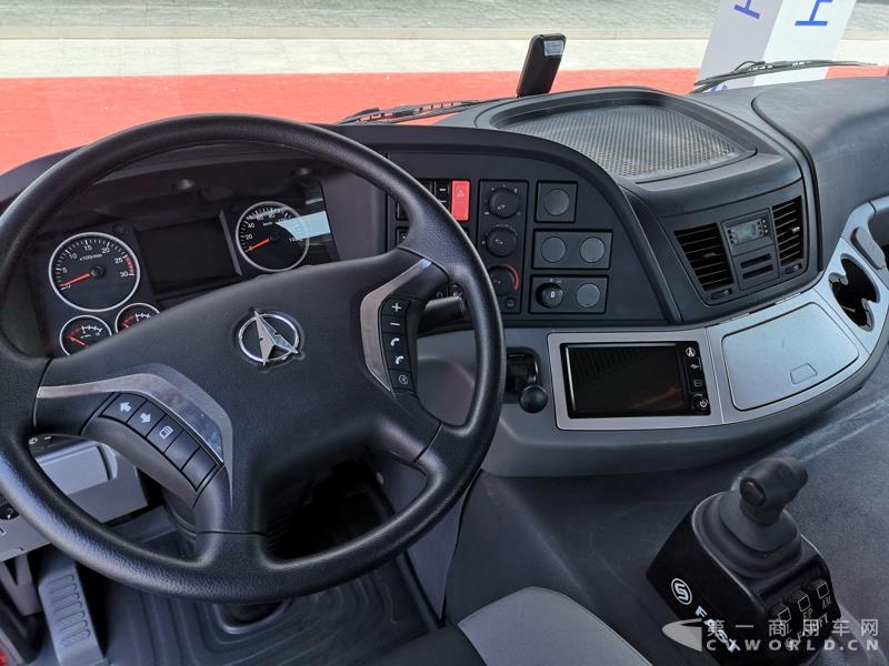 據了解，這款560馬力的V3ET牽引車，是北奔重汽針對大馬力市場打造的一款重卡產品，也是其首款達到560馬力的歐六車型。該車搭載濰柴13L發動機，最大扭矩達2550N.m；匹配法士特最新的S系列AMT自動變速箱及緩速器；前橋采用一片簧設計，后橋采用8氣囊空氣懸架。不過，該車暫未定價。