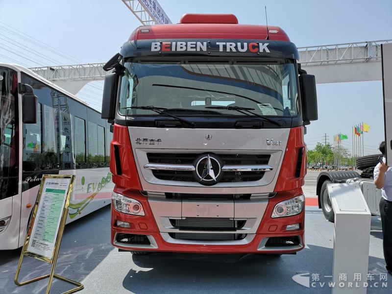 據了解，這款560馬力的V3ET牽引車，是北奔重汽針對大馬力市場打造的一款重卡產品，也是其首款達到560馬力的歐六車型。該車搭載濰柴13L發動機，最大扭矩達2550N.m；匹配法士特最新的S系列AMT自動變速箱及緩速器；前橋采用一片簧設計，后橋采用8氣囊空氣懸架。不過，該車暫未定價。