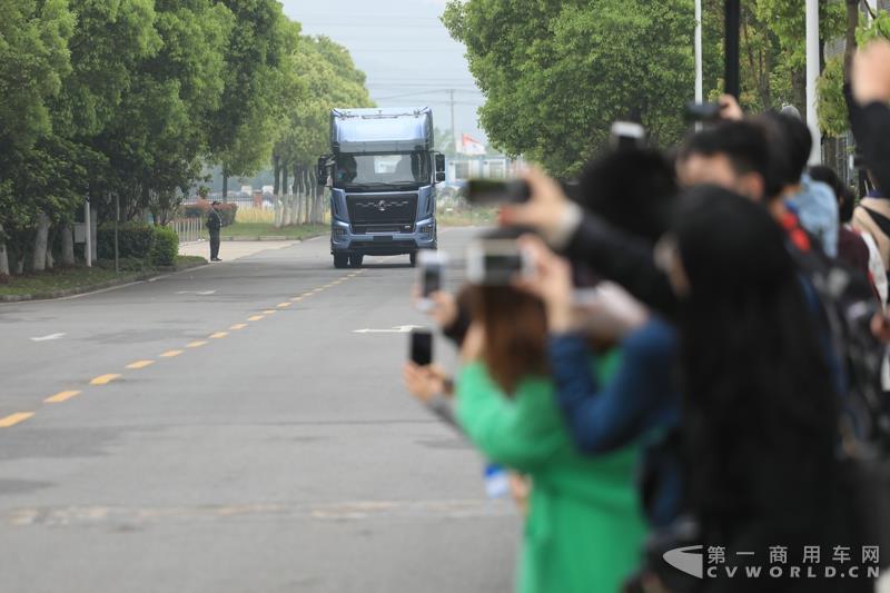 活動現場，進行了兩輛智能網聯卡車的現場演示，并展示了東風商用車節能卡車、串聯式混合動力物流車、中卡環衛車純電（量產車型）、串聯式輕卡物流車、極限輕量化標桿車，共7款新技術展車集體亮相，展示出東風商用車在電動化、智能化、網聯化、共享化、輕量化方面的新技術成果，也充分展現出東風商用車引領時代趨勢打造精品車型的魄力與雄心。