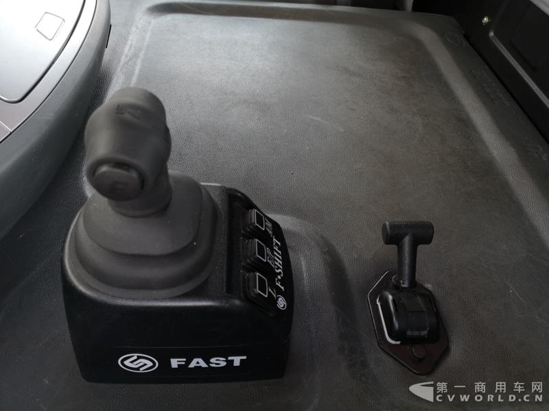 據了解，這款560馬力的V3ET牽引車，是北奔重汽針對大馬力市場打造的一款重卡產品，也是其首款達到560馬力的歐六車型。該車搭載濰柴13L發動機，最大扭矩達2550N.m；匹配法士特最新的S系列AMT自動變速箱及緩速器；前橋采用一片簧設計，后橋采用8氣囊空氣懸架。不過，該車暫未定價。