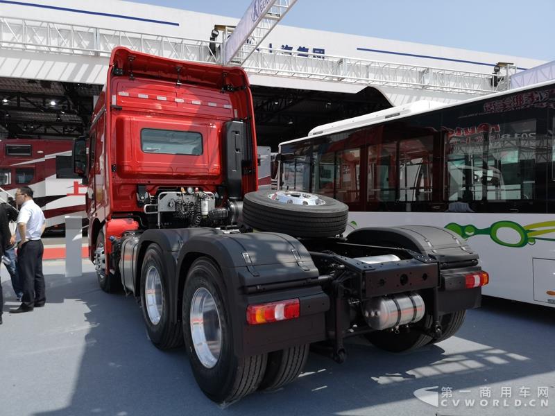 據了解，這款560馬力的V3ET牽引車，是北奔重汽針對大馬力市場打造的一款重卡產品，也是其首款達到560馬力的歐六車型。該車搭載濰柴13L發動機，最大扭矩達2550N.m；匹配法士特最新的S系列AMT自動變速箱及緩速器；前橋采用一片簧設計，后橋采用8氣囊空氣懸架。不過，該車暫未定價。