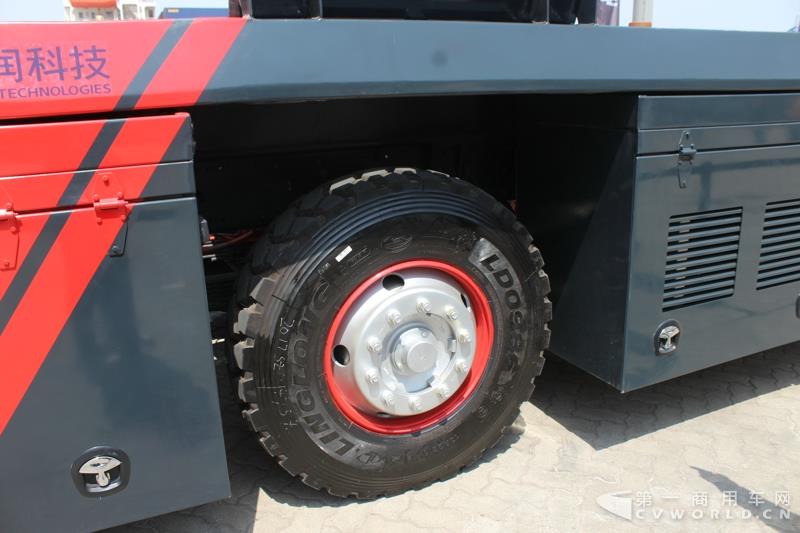 一汽解放全球首發(fā)的ICV(Inteligent Container Vehicle)港口集裝箱水平運(yùn)輸專用智能車