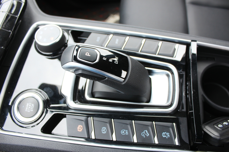 匹配采埃孚8AT自動變速箱，體積與6AT相當(dāng)，質(zhì)量比6AT更輕，換擋速度比6AT快了將近一倍，兩個制動器與三個離合器精準(zhǔn)鎖止，承受扭矩能力更強，傳動效率高達98%。