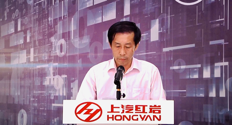 上汽紅巖黨委書記、副總經理夏洪彬主持簽約儀式