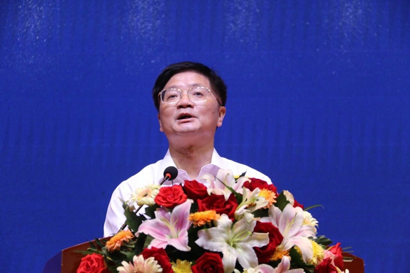 馬鞍山副市長李強致辭，他說，馬鞍山地處皖東，有鋼城、港城、綠城、詩城之稱，是一座鋼鐵城市，工業化率超過了40%。近兩年，為順應節能環保綠色發展的理念，融和電科與華菱星馬強強聯合、大膽創新，成功研發了智能換電重卡產品，與我們的城市定位高度契合，馬鞍山市將一如既往地支持華菱星馬發展，發揮出最大的產業帶動效應。