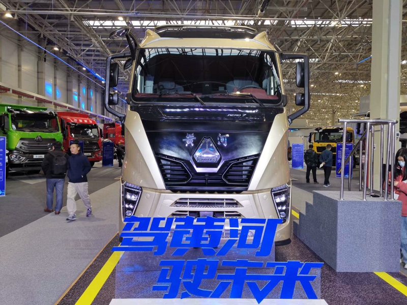 重汽黃河X7 4×2牽引車，搭載重汽MC13H發(fā)動機(jī)，國六