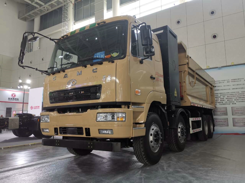 漢馬科技展出了3款新能源重卡，分別是：漢馬H7換電牽引車、漢馬純電動自卸車、星馬純電動攪拌車。漢馬H7換電牽引車是當下炙手可熱的熱門車型，曾多次批量交付客戶。圖為華菱電動工程車