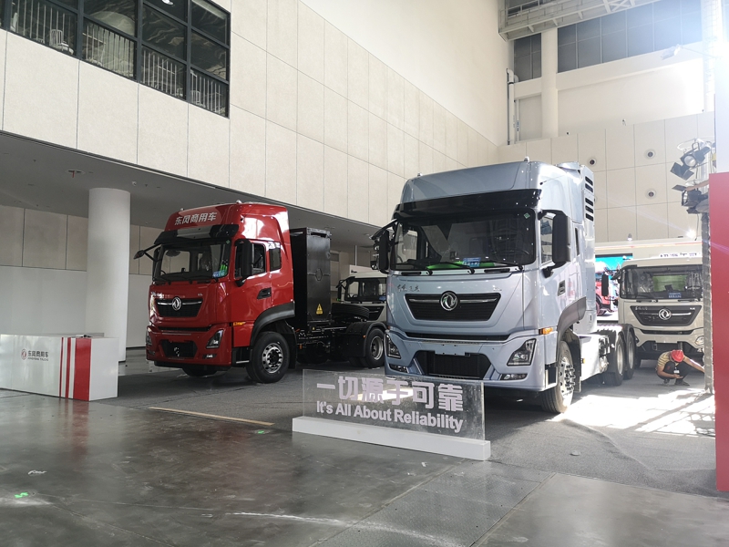 東風商用車展出了4款新能源產品，其中兩款是牽引車，兩款是專用車。圖為東風商用車展車