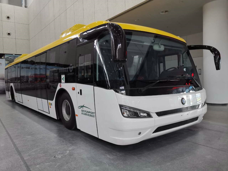 南京恒天領銳汽車有限公司也展出3款產品，一款是純電動自卸車，另外兩款則是一輛公交車和一輛機場擺渡車。圖為南京恒天領銳展出的機場擺渡車