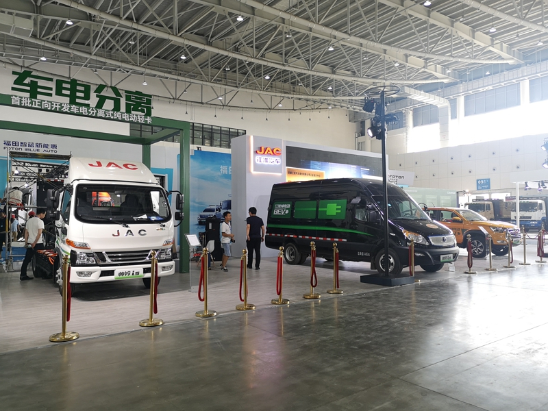 江淮汽車展出3款產品：帥鈴i5-車電分離式純電動輕卡、帥鈴i5-R350純電動輕客物流車、帥鈴i3-T330純電動皮卡。其中，帥鈴i5-車電分離式純電動輕卡很可能是本屆大會中唯一一款采用換電模式的純電動輕卡。圖為江淮汽車展出三款車型