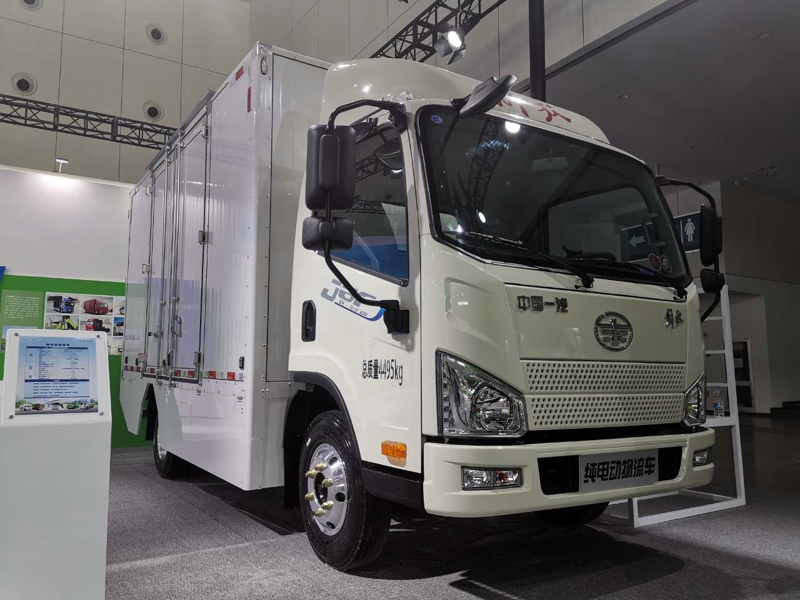 一汽解放是本屆大會中展出商用車產品最多的企業，共有5款產品參展，其中重卡車型4款，輕卡車型1款。圖為一汽解放J6F 4×2純電動廂式物流運輸車