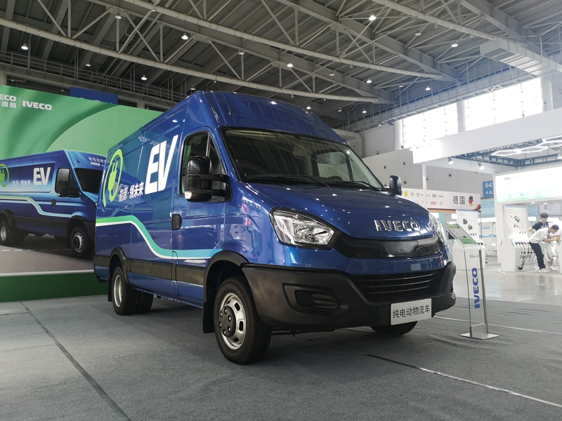 南京依維柯作為東道主，展出了一款歐勝EV45純電動廂式物流車。這款車搭載寧德時代磷酸鐵鋰電池，容量為90.7kwh，勻速續駛里程達402公里。圖為南京依維柯歐勝EV45純電動廂式物流車