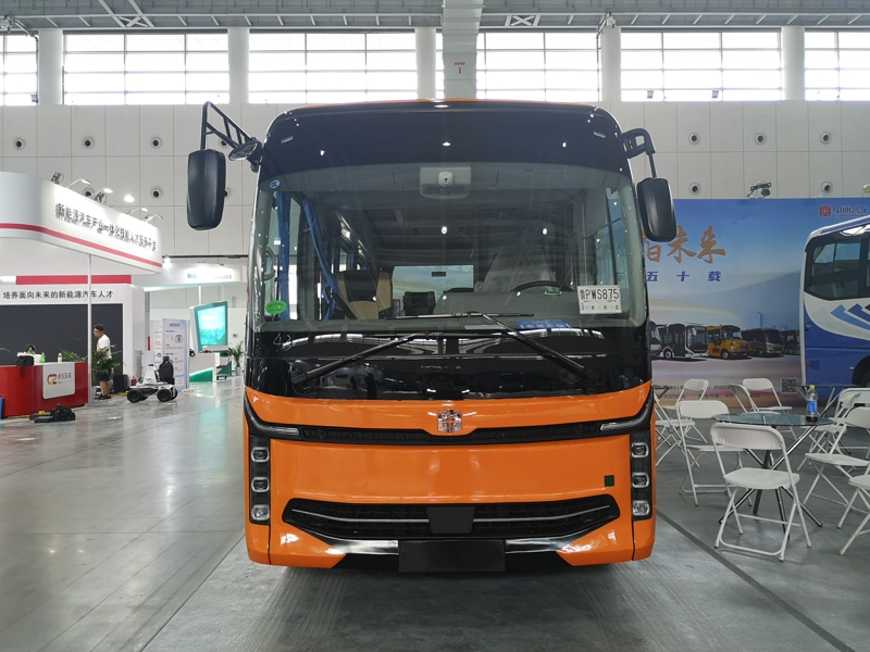 中通客車同樣展出兩款純電動客車，其型號分別是世騰純電動客車、睿通V60客運版。圖為中通睿通V60客運版