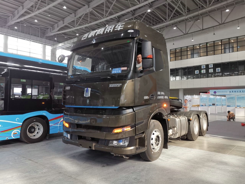 吉利遠程汽車在本次大會展出輕卡、重卡、客車各一款，其中重卡為吉利遠程甲醇重卡，客車為吉利星際客車，輕卡則有可能是吉利遠程即將推出的新產品。圖為吉利商用車展出的重卡