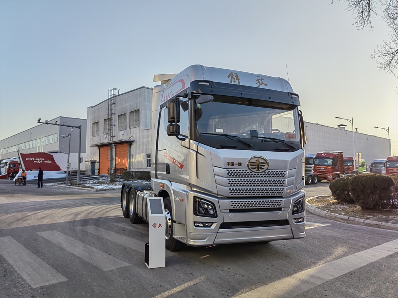 解放JH6自動擋四季領航版牽引車（520馬力）