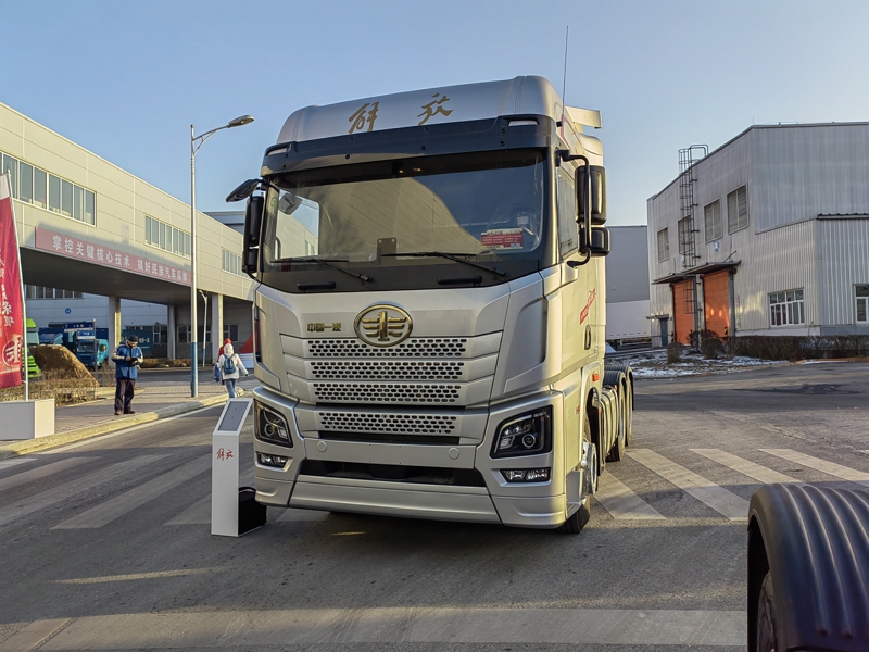 解放JH6自動擋四季領航版牽引車（520馬力）