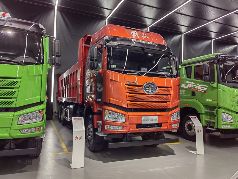 解放2021款新J6P 8×4公路復合自卸車