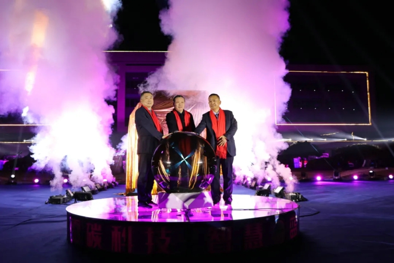 徐工集團黨委書記、董事長邱成，徐工集團副總經理、汽車事業部黨委書記、總經理羅東海，戰略合作伙伴代表躍迪集團董事長呂洪濤共同按下啟動球。