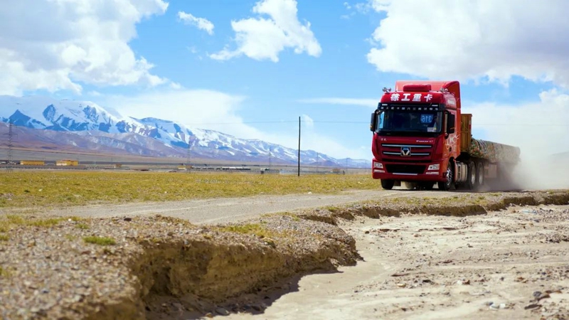 徐工漢風P9牽引車油耗智能控制系統(tǒng)基于ADASIS地圖結合整車信息、巡航算法及控制策略實現(xiàn)預見性巡航（PCC），在駕乘過程中猶如智能領航員助您降低油耗。節(jié)油有方，創(chuàng)富無憂。