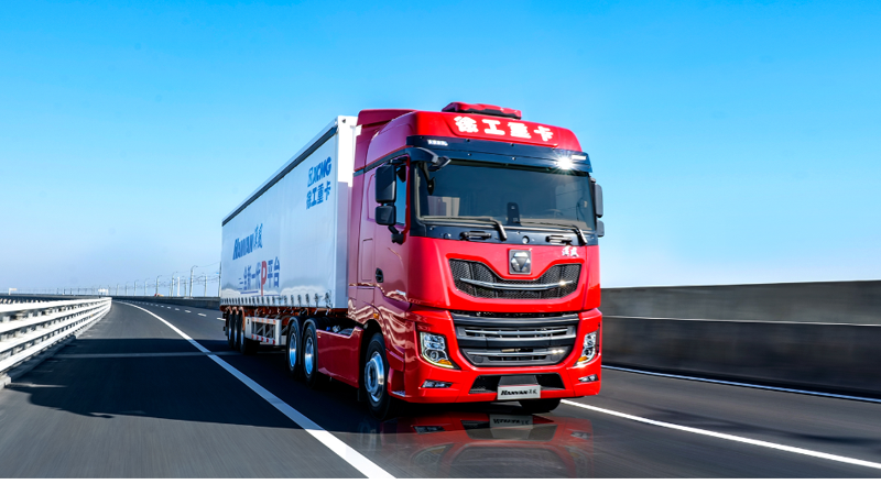 徐工漢風P9牽引車油耗智能控制系統(tǒng)基于ADASIS地圖結合整車信息、巡航算法及控制策略實現(xiàn)預見性巡航（PCC），在駕乘過程中猶如智能領航員助您降低油耗。節(jié)油有方，創(chuàng)富無憂。