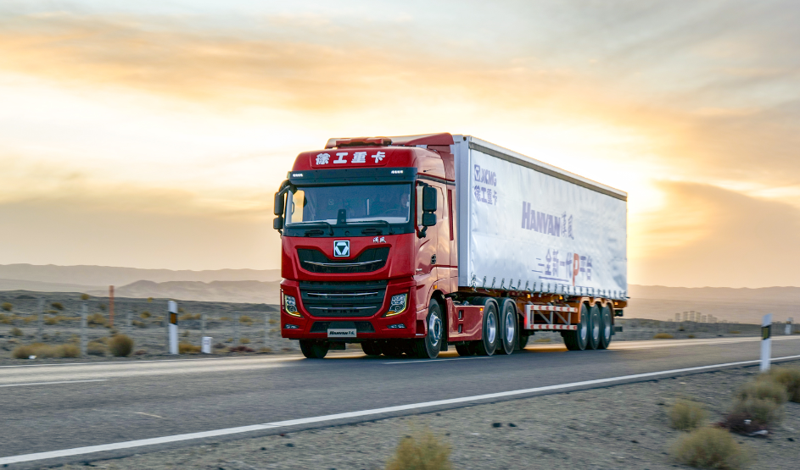 徐工漢風P9牽引車油耗智能控制系統(tǒng)基于ADASIS地圖結合整車信息、巡航算法及控制策略實現(xiàn)預見性巡航（PCC），在駕乘過程中猶如智能領航員助您降低油耗。節(jié)油有方，創(chuàng)富無憂。