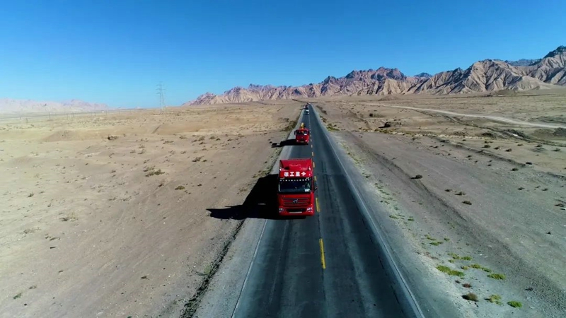 徐工漢風P9牽引車油耗智能控制系統(tǒng)基于ADASIS地圖結合整車信息、巡航算法及控制策略實現(xiàn)預見性巡航（PCC），在駕乘過程中猶如智能領航員助您降低油耗。節(jié)油有方，創(chuàng)富無憂。