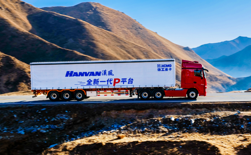 徐工漢風P9牽引車油耗智能控制系統(tǒng)基于ADASIS地圖結合整車信息、巡航算法及控制策略實現(xiàn)預見性巡航（PCC），在駕乘過程中猶如智能領航員助您降低油耗。節(jié)油有方，創(chuàng)富無憂。