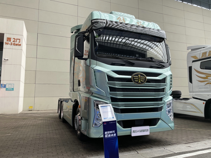 解放鷹途商務艙牽引車，620馬力