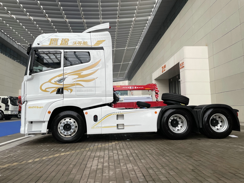 解放鷹途頭等艙牽引車，620馬力