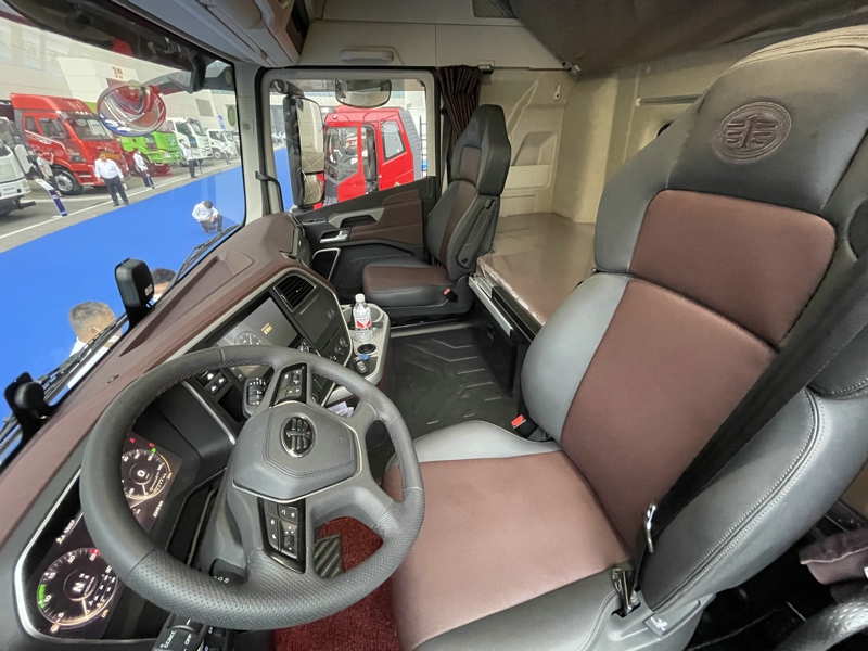 解放鷹途商務艙牽引車，620馬力